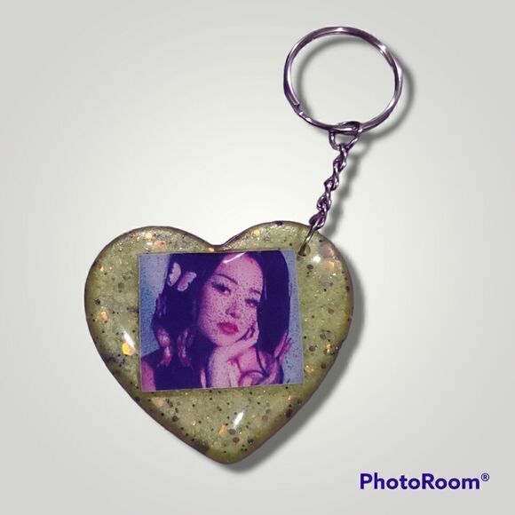 Bella Poarch Yellow Glitter Heart Keychain - Picture 4 of 10